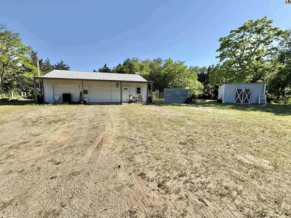 607 E 69th Ave, Hutchinson, KS 67502