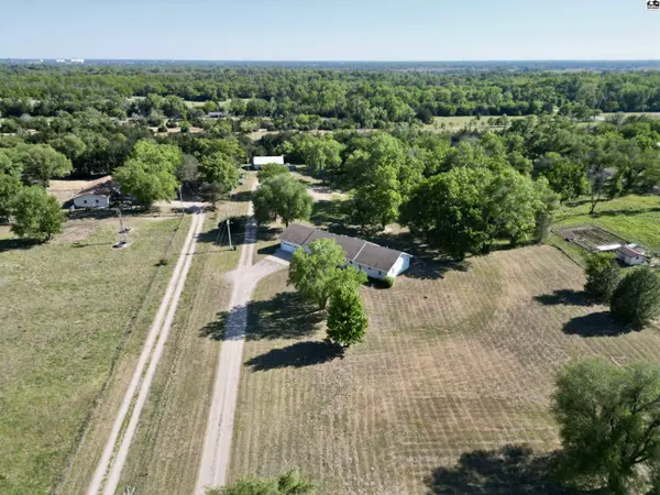 607 E 69th Ave, Hutchinson, KS 67502