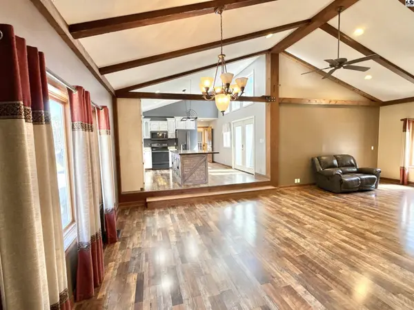 607 E 69th Ave, Hutchinson, KS 67502