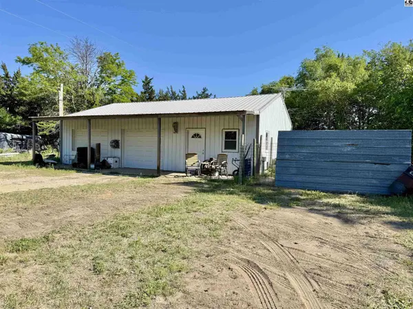 607 E 69th Ave, Hutchinson, KS 67502
