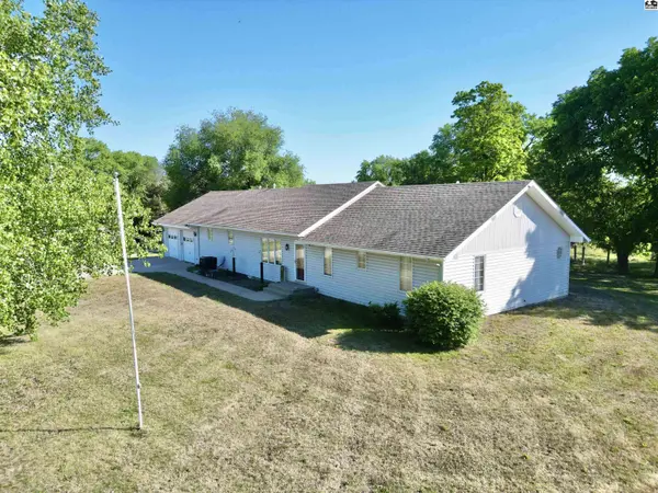 607 E 69th Ave, Hutchinson, KS 67502