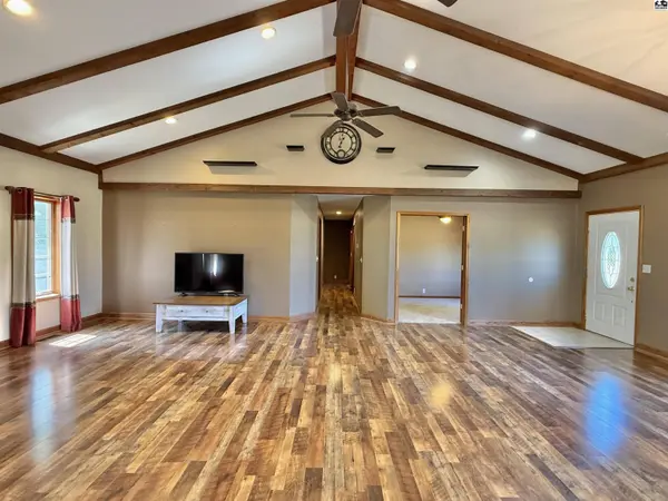 607 E 69th Ave, Hutchinson, KS 67502
