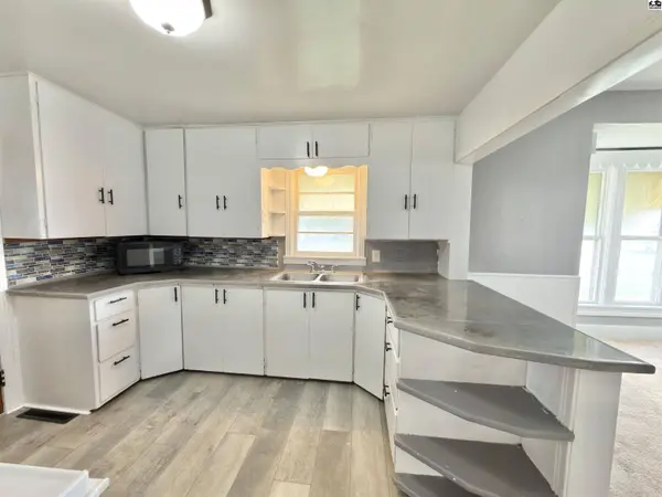 327 W 7th Ave, Hutchinson, KS 67501