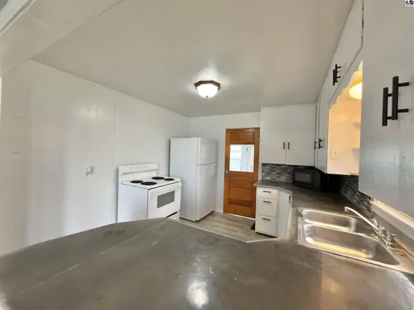 327 W 7th Ave, Hutchinson, KS 67501