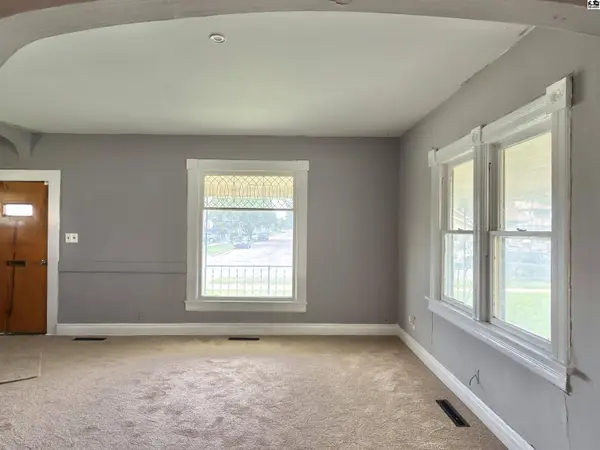 327 W 7th Ave, Hutchinson, KS 67501