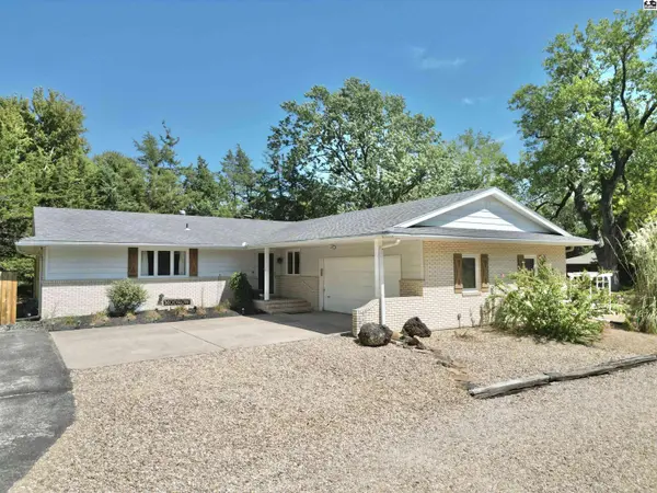 3912 Mission Dr, Hutchinson, KS 67502