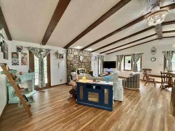 3912 Mission Dr, Hutchinson, KS 67502