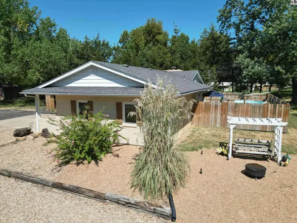 3912 Mission Dr, Hutchinson, KS 67502
