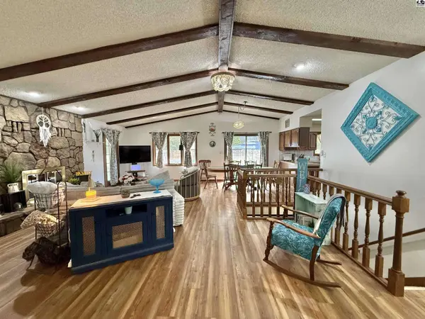 3912 Mission Dr, Hutchinson, KS 67502