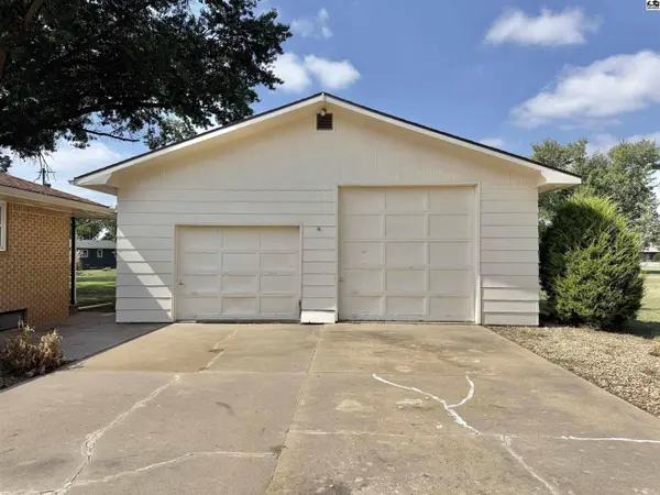 207 S Park Ave, Pretty Prairie, KS 67570
