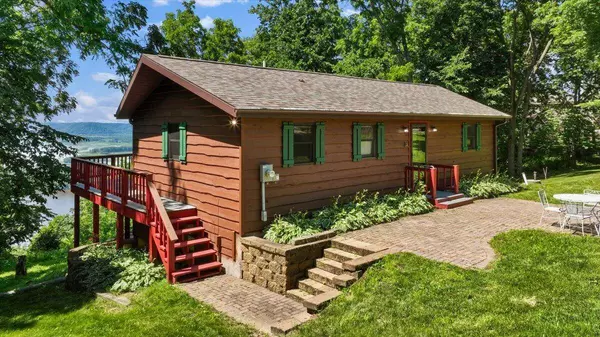 15 Scenic Point Dr, De Soto, WI 54624