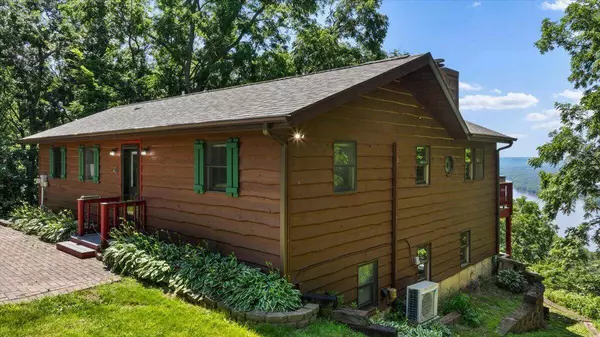 15 Scenic Point Dr, De Soto, WI 54624