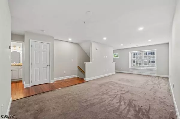 66 Greenbrook Dr, Bloomfield Twp., NJ 07003