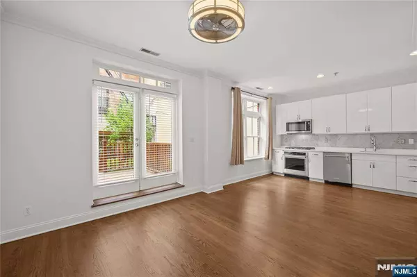 104 York ST #2A, Jersey City, NJ 07302