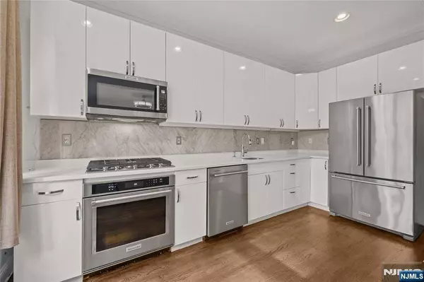 104 York ST #2A, Jersey City, NJ 07302