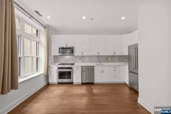 104 York ST #2A, Jersey City, NJ 07302