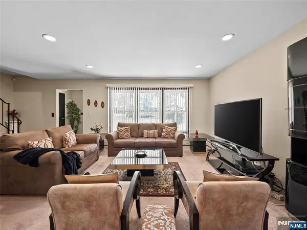 5 Woodland RD, Bloomfield, NJ 07003