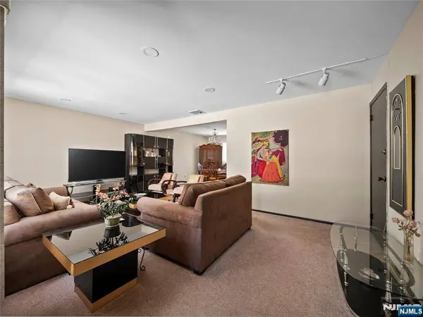 5 Woodland RD, Bloomfield, NJ 07003