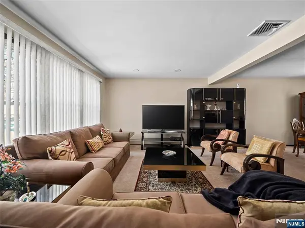 5 Woodland RD, Bloomfield, NJ 07003