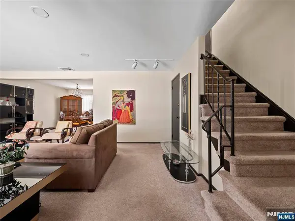 5 Woodland RD, Bloomfield, NJ 07003