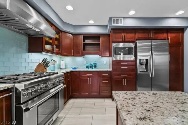 15 Littlewood Ct, Wayne Twp., NJ 07470