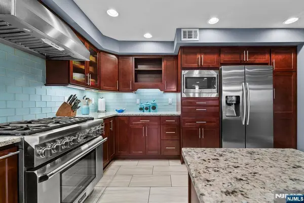 15 Littlewood CT, Wayne, NJ 07470