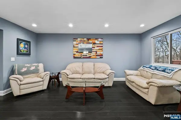 15 Littlewood CT, Wayne, NJ 07470