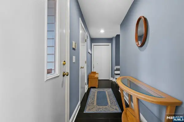 15 Littlewood CT, Wayne, NJ 07470