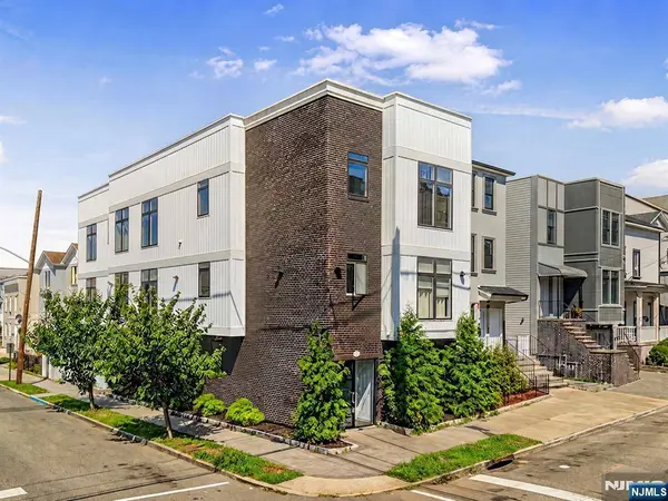 31 12th AVE