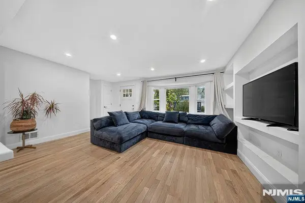 10 Sunnyside RD, West Orange, NJ 07052