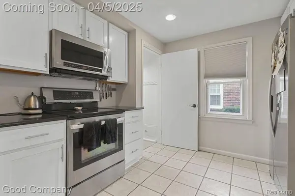 2915 N ALTADENA Avenue, Royal Oak, MI 48073