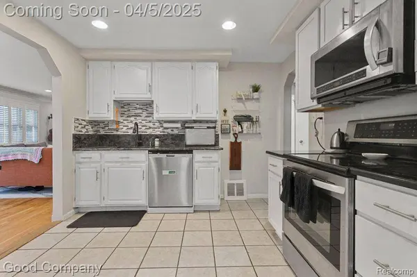 2915 N ALTADENA Avenue, Royal Oak, MI 48073