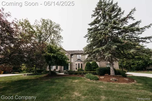 515 Oakbridge Drive, Rochester, MI 48306