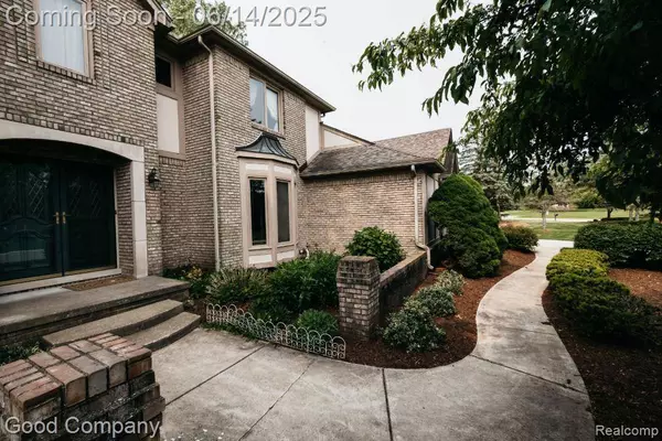 515 Oakbridge Drive, Rochester, MI 48306