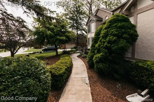 515 Oakbridge Drive, Rochester, MI 48306