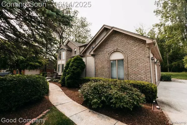 515 Oakbridge Drive, Rochester, MI 48306