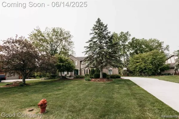 515 Oakbridge Drive, Rochester, MI 48306