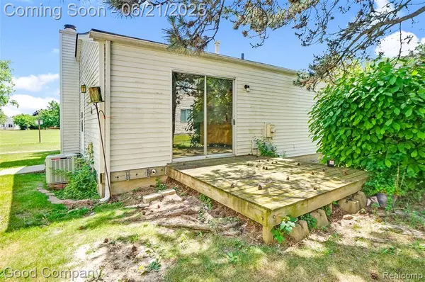 2826 Roundtree Drive, Troy, MI 48083