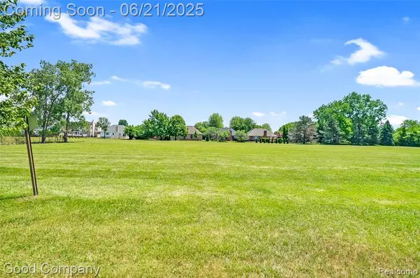 2826 Roundtree Drive, Troy, MI 48083