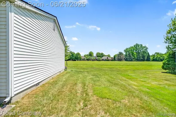 2826 Roundtree Drive, Troy, MI 48083