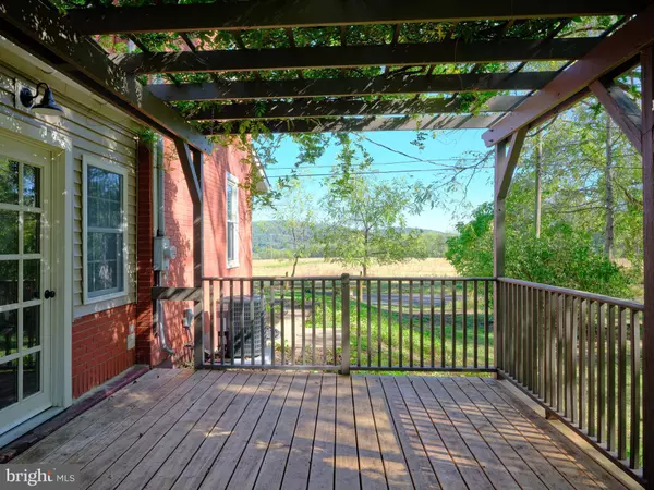 865 SHERERS HILL RD, Riegelsville, PA 18077