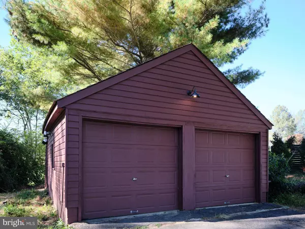 865 SHERERS HILL RD, Riegelsville, PA 18077