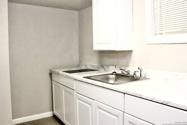 715 New Laredo Hwy, San Antonio, TX 78211