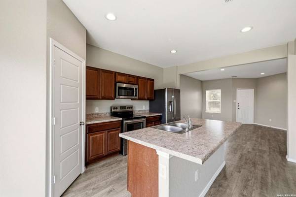 13016 Lineberry, St Hedwig, TX 78152