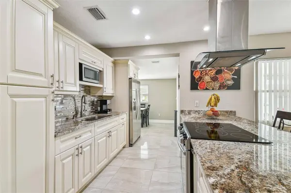 8006 TANGLEWOOD LN, Tampa, FL 33615