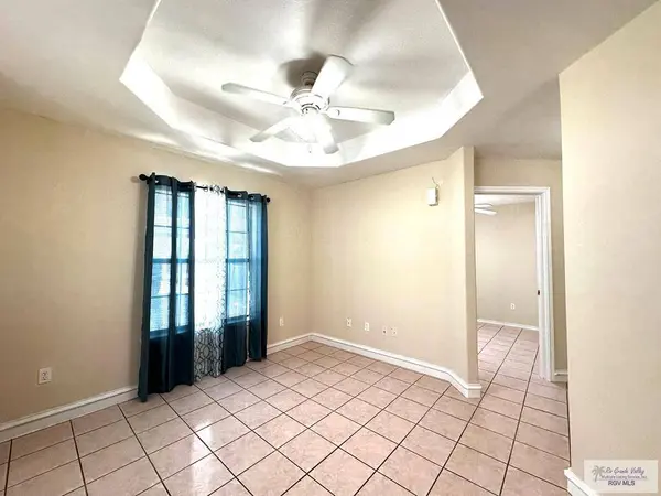 1041 Paso Dr, Los Fresnos, TX 78566