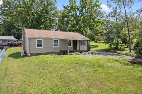 1087 Chestnut St, Douglassville, PA 19518-9010