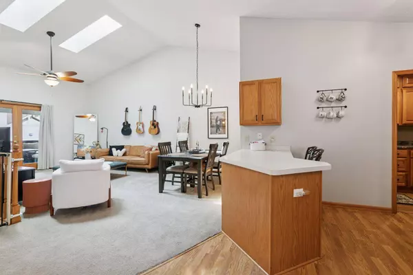 832 Wescott SQ, Eagan, MN 55123