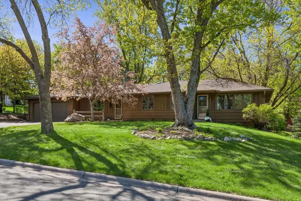 1105 Lakeview DR, Burnsville, MN 55337