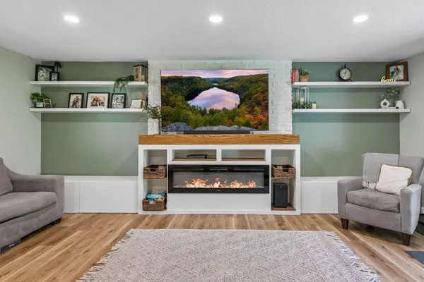 1105 Lakeview DR, Burnsville, MN 55337